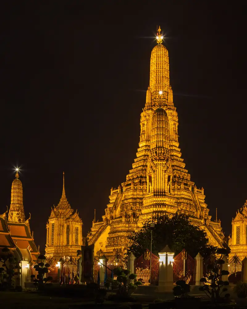 Wat Arun temple, Bangkok, illuminated at night