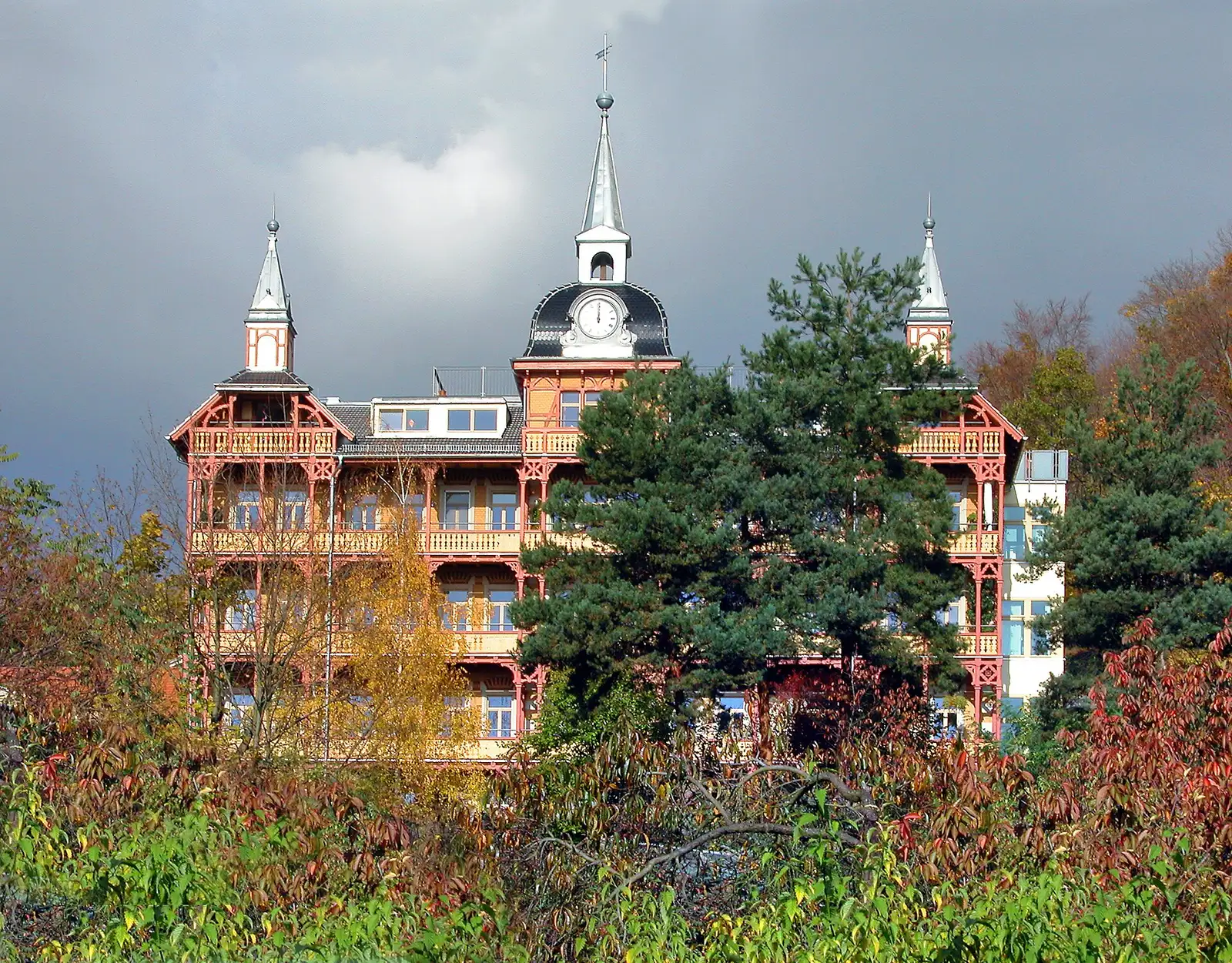 Jengo la Schloss Lössnitz