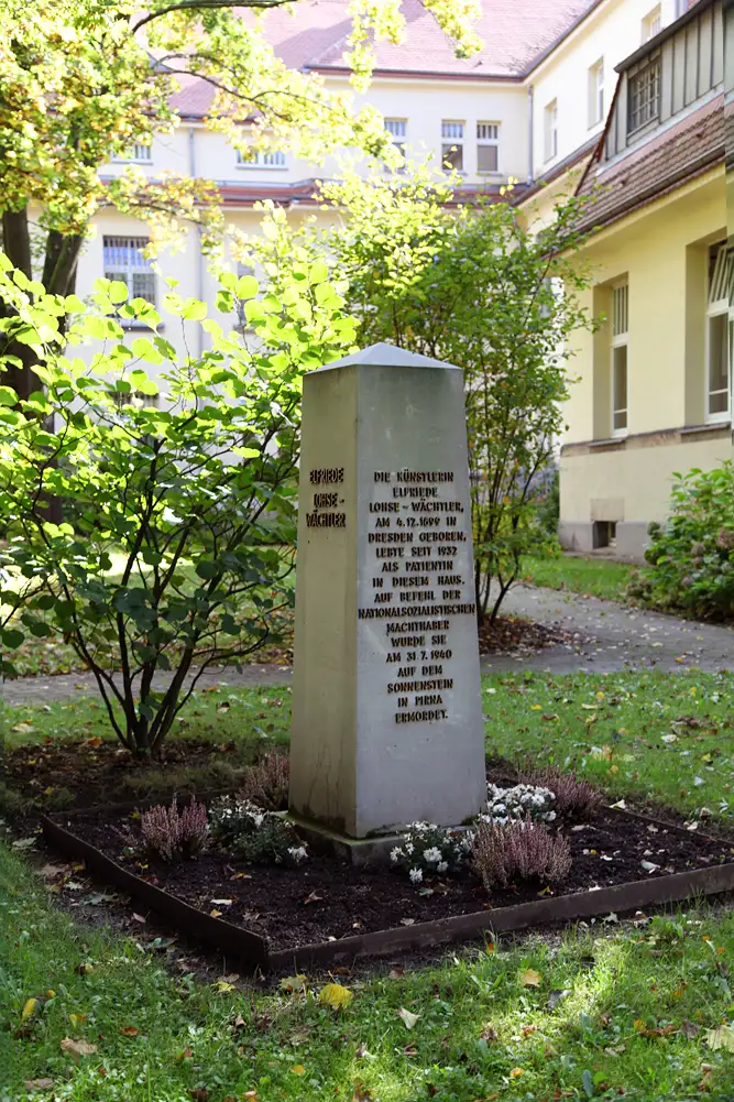 The former Royal Saxon Nursing Home in Arnsdorf (now the Saxon Hospital for Psychiatry and Neurology in Arnsdorf) Hufelandstraße 15; Hufelandstraße 5, 7, 9, 13, 22 (residential building and fountain)
